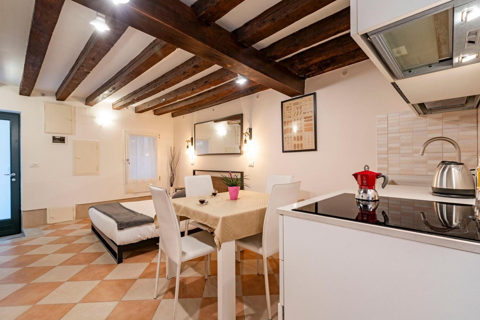 Fenix Colombina In Biennale - Your Little House Venetië