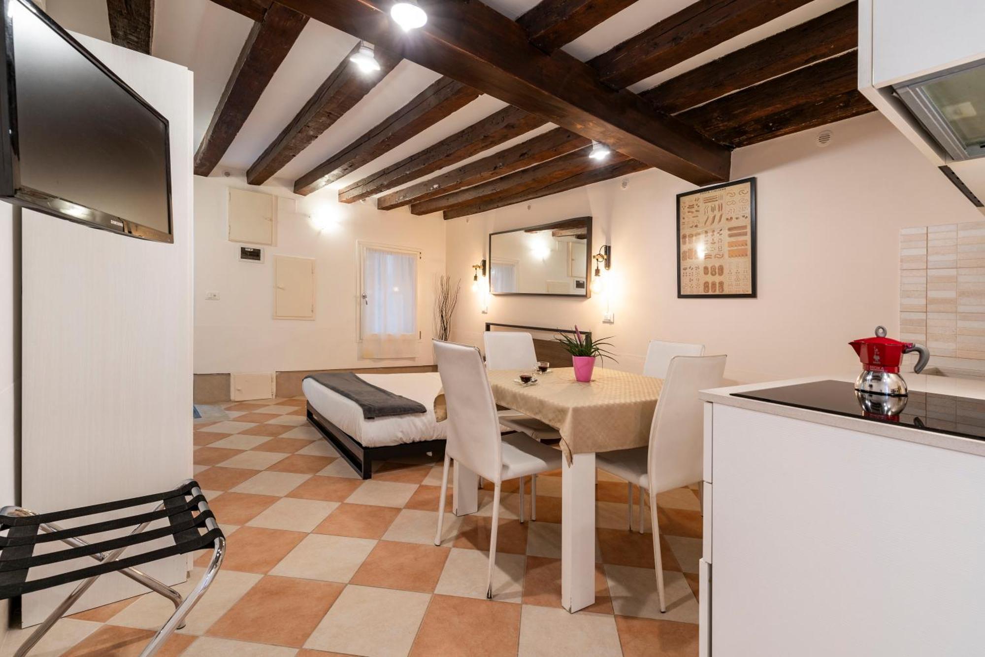 Fenix Colombina In Biennale - Your Little House Venetië