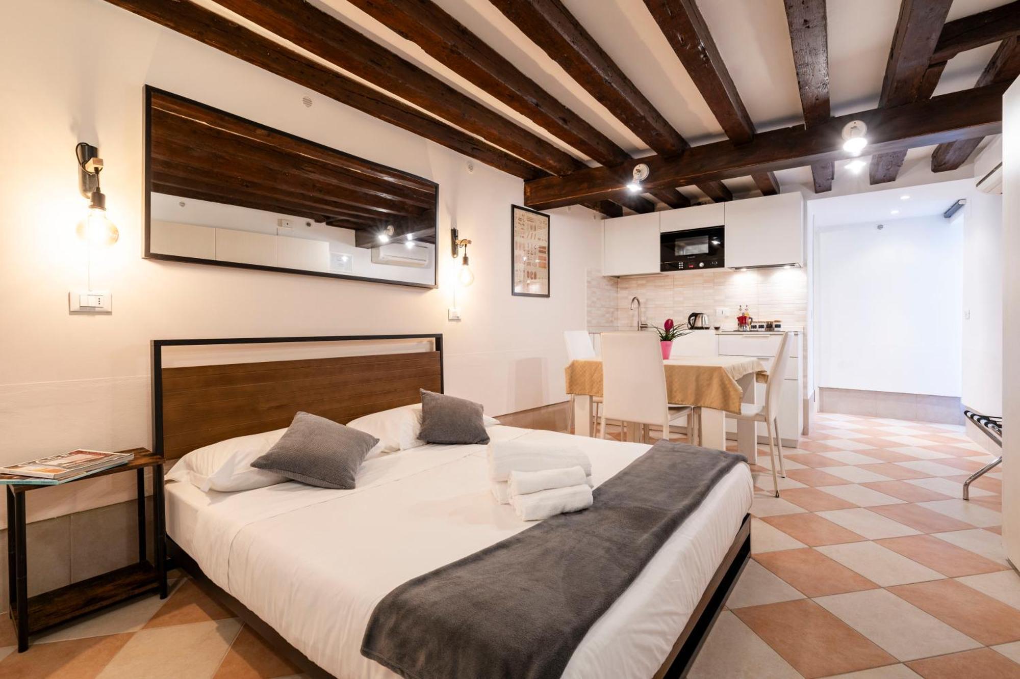 Fenix Colombina In Biennale - Your Little House Venetië