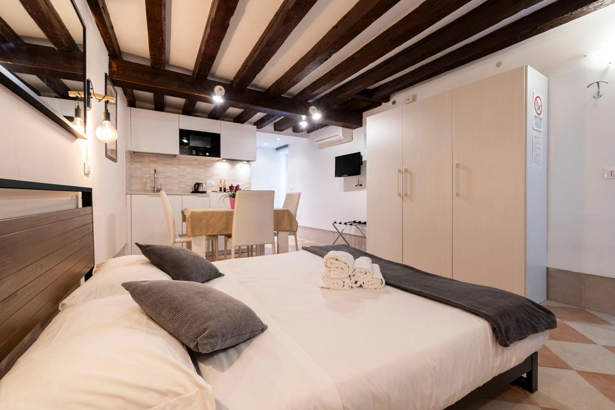 Fenix Colombina In Biennale - Your Little House Venetië
